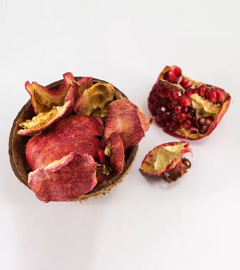 Pomegranate Peel Powder, Pomegranate Benefits, Pomegranate Leaves, Pomegranate Peel, Soaked Almonds, Pomegranate Recipes, Herbal Medicine Recipes, Lemon Health Benefits, Chia Seeds Benefits