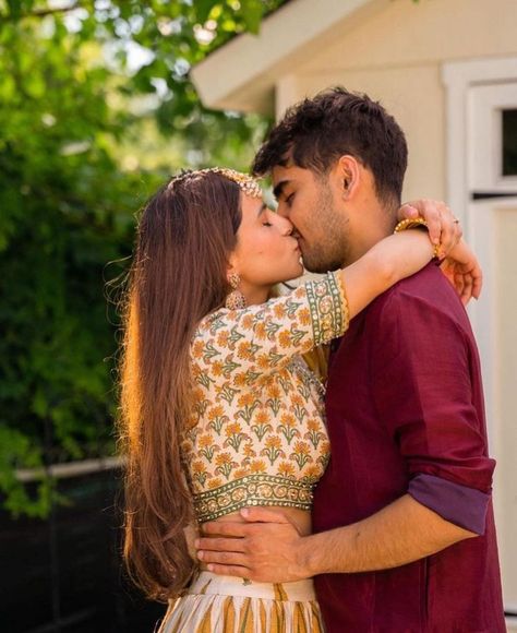 Indian Kiss, Kiss Picture Couple, Couple Poses Ideas, Beauty Movie, Diy Fashion Scarf, Romantic Couple Kissing, Wedding Couple Poses Photography, Wedding Couple Poses, Couple Picture Poses