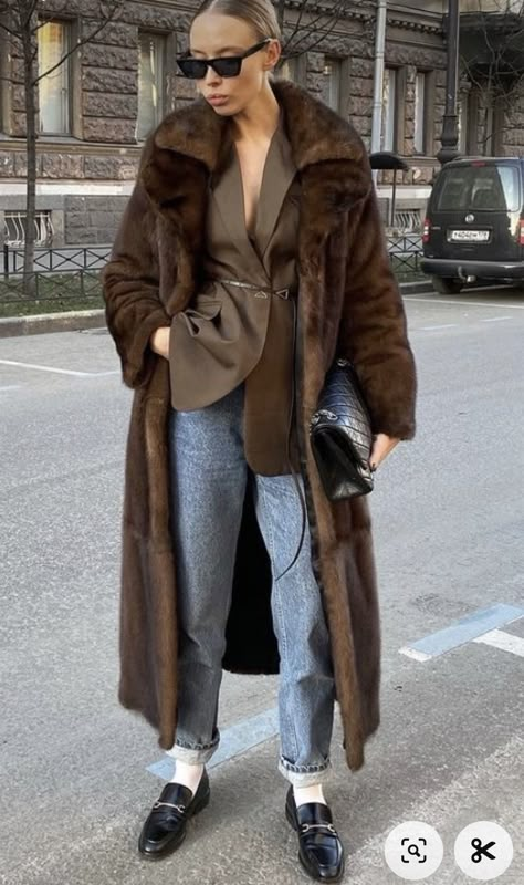 Full Length Fur Coat, Furcoats Outfits, Fur Coat Street Style, Fur Coat Outfits, Preppy Sweater Outfits, Australian Winter Fashion, Grey Sweater Outfit, Brown Fur Coat, Fur Outfit