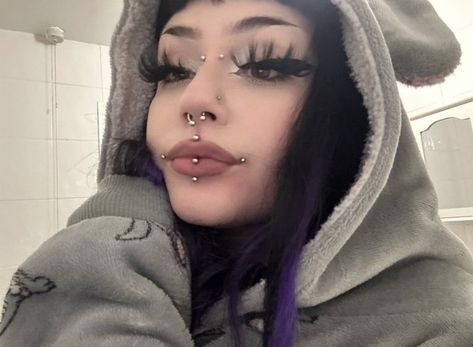 Facial Piercing Set Up, Face Full Of Piercings, Edgy Makeup Grunge, Frowny Piercing, Emo Baddie Makeup, Makeup Edgy, Piercings Face, Emo Piercings, Metal Baby