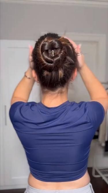 hair colors fall|haire color fall|hair color thinning hair|hair color ideas for blondes Hairstyle For Rough Hair, Gym Claw Clip Hairstyles, Claw Clip Bun Hack, Fancy Claws Hairstyles, Clay Clip Hairstyles, Bun Hairstyles Tutorials Videos, Everyday Bun Hairstyles, Claw Clip Bun Long Hair, Claw Clip Bun Tutorial