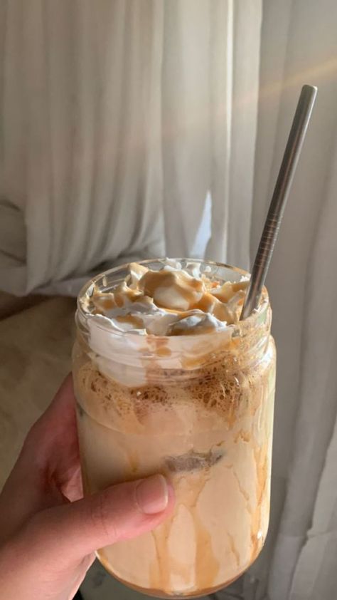 Caramel Drink Aesthetic, Caramel Machiatto Aesthetic, Caramel Macchiato Aesthetic, Iced Coffee Caramel, Caramel Drink, Caramel Macchiato At Home, Iced Macchiato, Carmel Coffee, Iced Caramel Latte