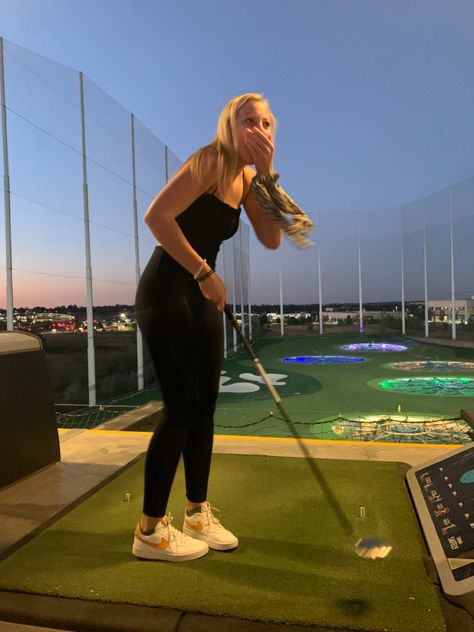 Golf Range Outfit, Top Golf Aesthetic Night, Top Golf Aesthetic, Golfing Instagram Pictures, Top Golf Party, Golfer Aesthetic, Mini Golf Aesthetic, Mini Golf Outfit, Top Golf Outfit