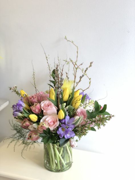 easter color flower arrangement April Flower Arrangements, Easter Bouquets Floral Arrangements, Easter Bouquet Ideas, Easter Flower Bouquet, Spring Bouquet In Vase, Easter Flowers Arrangements, Easter Floral Arrangements, Easter Brunch Decorations, Brunch Decorations