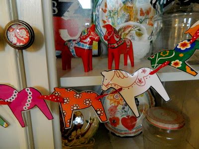 the vintage umbrella: Dala horse garland Felt Dala Horse Pattern, Diy Dala Horse, Horse Garland, Dala Horse Quilt Pattern, How To Paint A Dala Horse, Swedish Horse Dala, Horse Collection, Fjord Horse, Vintage Umbrella