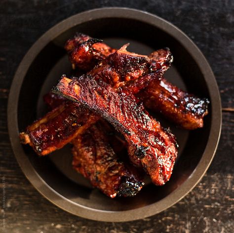 Ribs Platter Ideas, Bbq Ribs Plate Ideas, Ribs Photography, Ribs Photography Food Styling, Costillas Bbq, Bbq Ribs Aesthetic, Rib Eye Steak Photography, Bbq Ribs Photography, Sticky Pork Ribs