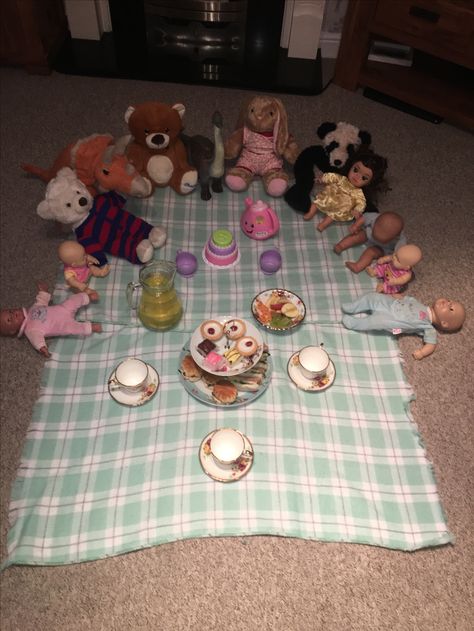 Tea party, teddy bears picnic, indoor picnic. Activities with the children to make lunch/dinner fun Poor Childhood Core, Creepy Tea Party, Teddy Bears Picnic Activities, Tea Party Kids, Tea Party With Stuffed Animals, Stuffed Animal Tea Party, Picnic Indoor, Tea Party Stuffed Animals, Teddy Bear Picnic Illustration