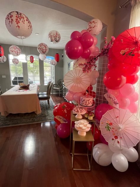 Japanese Balloon Decor, Cherry Blossom Sweet 16 Party Ideas, Korean Theme Party Ideas, Cherry Blossom Party Theme, Japan Themed Party, Japanese Party Theme, Sakura Decoration, Sakura Party, Asian Party Decorations