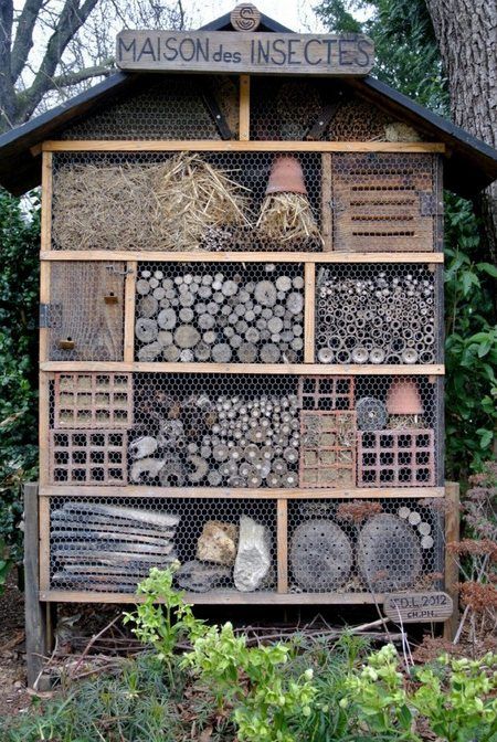 Did you know that not all bees live in colonies or build hives in which to live and nest?  Many bee species are solitary – they live alone and build their nests in tiny places like hollow stems and holes in wood.  Though they do not make honey, solitary bees are absolutely necessary as pollinators of crops … Mason Bee House, Bee Houses, Bee Hotel, Bug Hotel, Insect Hotel, Mason Bees, Bee House, Garden Insects, Bee Garden