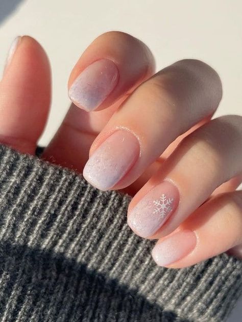 Simple Winter French Tip Nails, Snow Tipped Nails, Simple Nails Short Winter, Gel Nails Short Winter, Cream Winter Nails, Short Nails Snowflake, Simple Winter Nails Short Gel, Short Natural Winter Nails, Winter Nails Ideas Short