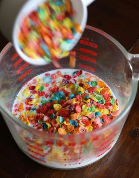 Fruity Pebble Cupcakes, Milk Frosting, Frosting Cookies, French Macaroon Recipes, Cereal Flavors, Cookies And Cups, Fruity Pebbles Cereal, Frosting Recipes Easy, Cereal Dessert