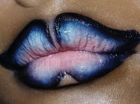 Editorial Lip Makeup, White Base Makeup Goth, Cool Lip Makeup, Creative Lip Makeup, Insane Makeup Looks, Make Up Halloween Aesthetic, High Fashion Makeup Looks, Weird Makeup Ideas, Crazy Eyeshadow Looks