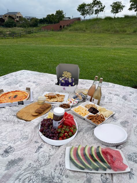 cute little picnic ideas Ash Brown Hair, 2 Person Picnic, Picnic Design, Picnic Dates, Ash Brown Hair Color, Picnic Ideas, Picnic Date, Mini Table, Ash Brown