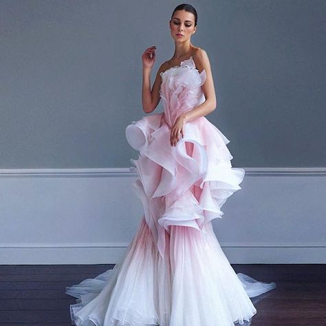 Ivory and pink ruffles by @ralphandrusso Colored Wedding Gowns, Mode Rose, Ellie Saab, Organza Gowns, Ralph Russo, Ralph And Russo, فستان سهرة, Couture Week, Zuhair Murad