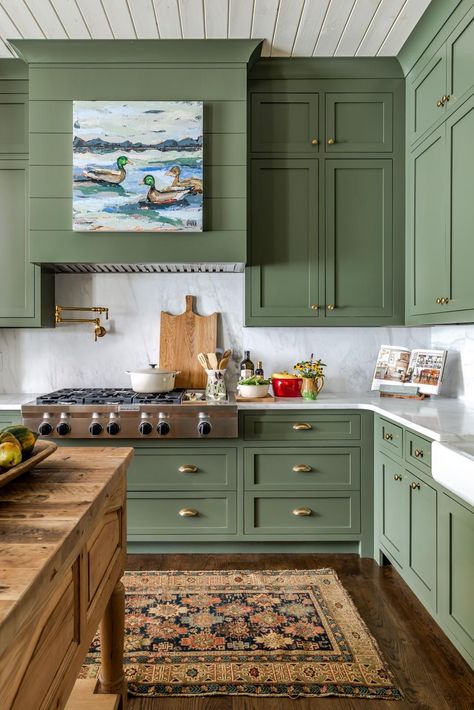 Traditional Farmhouse Kitchen With Green Cabinets and Artwork Traditional Farmhouse Kitchen, Sage Green Kitchen, Painted Cabinets, Green Kitchen Cabinets, Green Cabinets, Traditional Farmhouse, Kitchen Farmhouse, Kitchen Redo, Green Kitchen