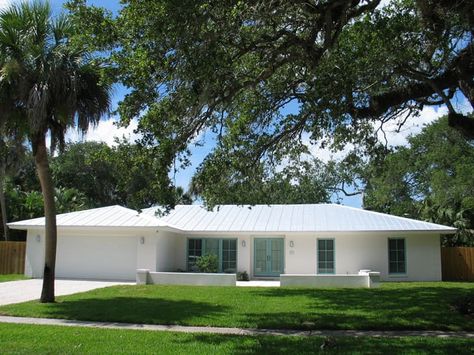 Ranch House Exterior Renovation Ideas to Steal | Apartment Therapy White Ranch House Exterior, Brick Ranch Remodel, 70s Ranch Exterior Remodel, Casa Miami, Renovation Exterior, Ranch House Remodel, Georgia House, Exterior House Renovation, Ranch House Exterior