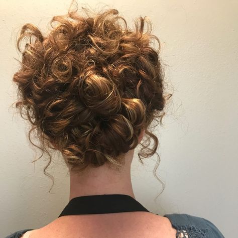 29 Curly Updos for Curly Hair (See These Cute Ideas for 2019) Curly Updos, Curly Hair Up, Curly Hair Trends, Easy Updo Hairstyles, Curly Updo, Cute Curly Hairstyles, Curly Hair Updo, Curly Hair Styles Easy, Hair Updo