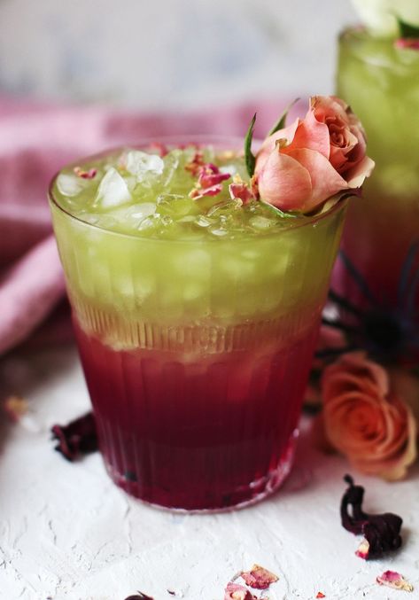 Refreshing Rose and Hibiscus Iced Green Tea Melon Tea, Mixology Recipes, Green Tea Drinks, Pretty Cocktails, Iced Green Tea, Iced Tea Recipes, Hibiscus Tea, Summer Cool, Fruit Tea