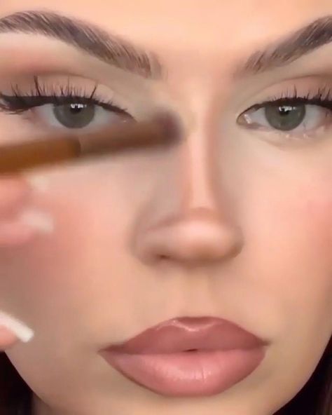 Nose Contouring Tutorial, Button Nose Contour, Tightlining Eyes, Contouring Nose, Smaller Nose, Contouring Tutorial, Contour Tricks, Nose Contour, Eyeliner Tips