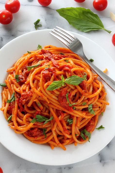 One Pan Tomato Basil Pasta - An Easy Tomato Basil Pasta Recipe Spaghetti With Tomato Sauce, Basil Pasta Recipes, Tomato Basil Pasta, Basil Pasta, Diner Recept, Tasty Pasta, Deilig Mat, Tomato Pasta, Idee Pasto Sano