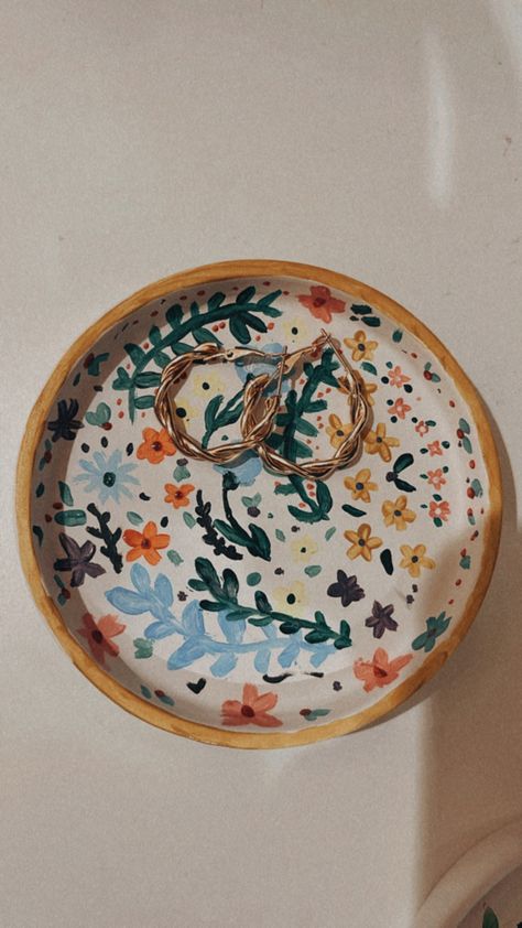 Terra Cotta Trinket Dish, Tray Painting Ideas Aesthetic, What To Paint At Pottery Place, Painting Trinket Dishes, Clay Jewelry Plate Aesthetic, Funky Trinket Dish, Ceramic Jewelry Dish Painting Ideas, Jewelry Tray Pottery, Pottery Jewelry Tray