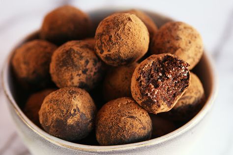 Carob Bliss Balls Carob Recipes, Goop Recipe, Carob Chocolate, Gluten Free Bars, Raw Snacks, Low Acid Recipes, Low Histamine Diet, Carob Powder, Vegan Bar