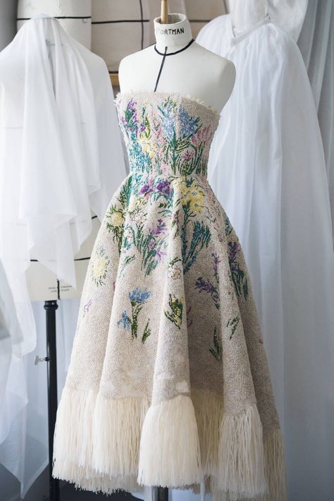 Dior Dress Elegant, Dior Haute Couture Dress, Dior Wedding Gown, Dior Couture Gowns, Dior Clothes, Embroidery Gown, Dior Outfit, Dior Dresses, Dior Gown