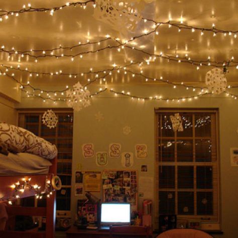 66 Inspiring ideas for Christmas lights in the bedroom Christmas Dorm, Dorm Sweet Dorm, Lights Hanging, College Room, Dorm Life, Christmas Bedroom, Indie Room, Apartment Life, College Apartment