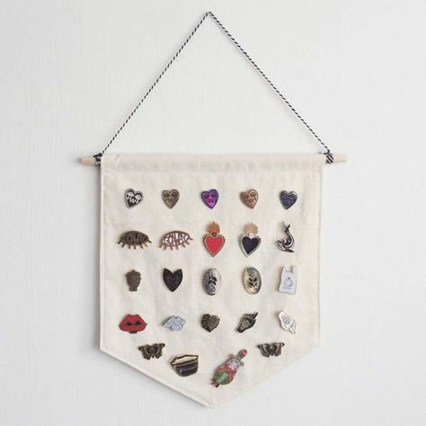 This clever wall hanging displays all your pins. Brooch Display, Badge Display, Pin Wall, Pins Badge Display, Enamel Pin Display, Canvas Banner, Enamel Pin Collection, Display Banners, Pennant Banner