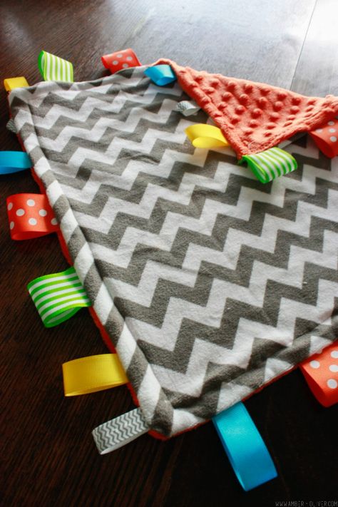 Tag Blankets For Babies, Perlengkapan Bayi Diy, Diy Tag, Baby Diy Sewing, Taggie Blanket, Crochet Bobble, Diy Baby Blanket, Baby Diy Projects, Tag Blanket