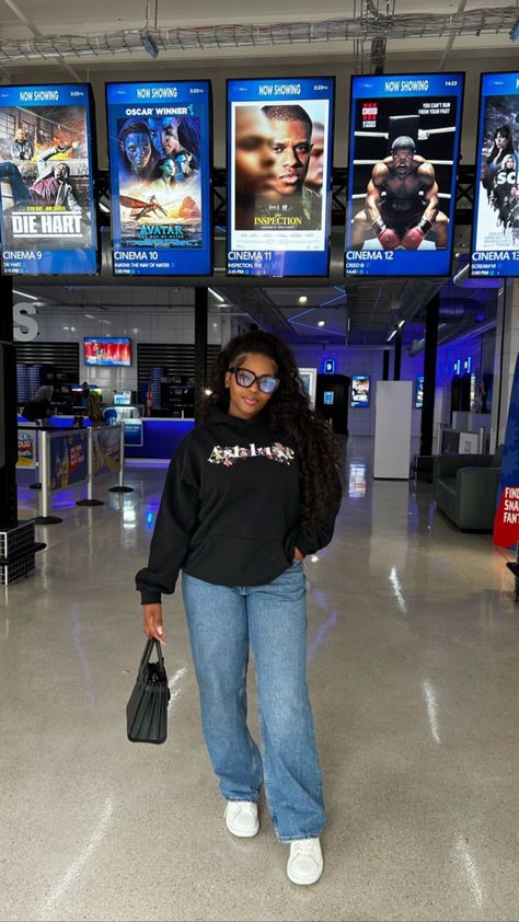 Smart Casual Outfits Black Women, Movie Date Outfit Ideas Winter, Kay Yarms Outfits, Cinema Outfit Ideas Casual, Movies Outfit Date, Movie Outfits Date, Cinema Outfit Ideas Movies, Aeroport Outfit, Movie Date Outfit Black Women