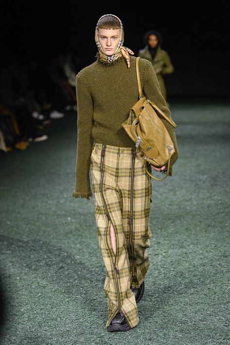 Mens Fashion Fall 2024, Street Style 2024 Fall, Fashion Trend 2025, Fashion Trends Fall 2024, Plaid Outfit Men, Modern Aristocrat, British Picnic, Burberry Fashion Show, Paris Fashion Week 2024