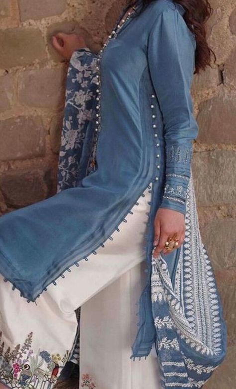 side chaak and salwar design 2021 Design Kurta, New Kurti Designs, Latest Dress Design, Pakistani Dresses Casual, Pakistani Fashion Party Wear, Kurta Neck Design, Salwar Kamiz, Casual Wear Dress, Dress Design Patterns