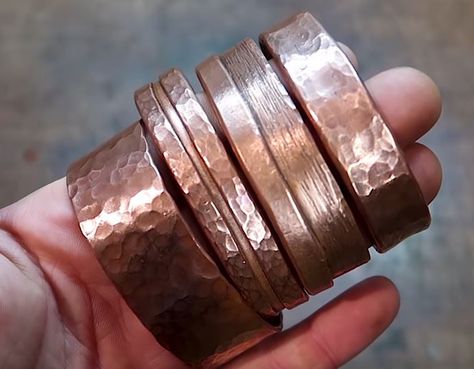 Homemade Copper Jewelry, How To Make Copper Bracelets, Engraving On Metal, Copper Jewellery Handmade, Copper Bracelets Handmade, Copper Bracelet Diy, Diy Copper Jewelry, Copper Jewelry Tutorial, Hammered Copper Jewelry