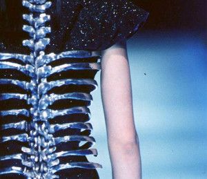 Couture, Spine Corset, Alexander Mcqueen Aesthetic, Outlander Magazine, Mcqueen Couture, Corset Aesthetic, Alexander Mcqueen Couture, Textiles Ideas, Alexander Mcqueen Runway