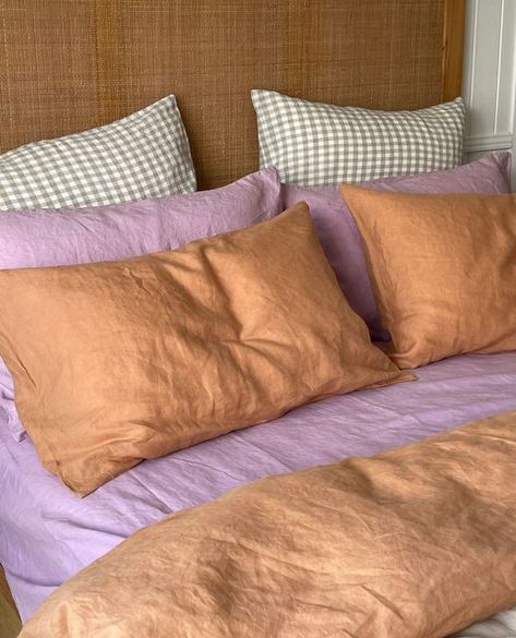 I Love Linen, Bedding Color Combo Ideas, Mixed Bedding, Bedding Combos, Mismatched Bedding, Copenhagen Bedroom, Mix And Match Bedding, Interior Design Help, Bedding Linen