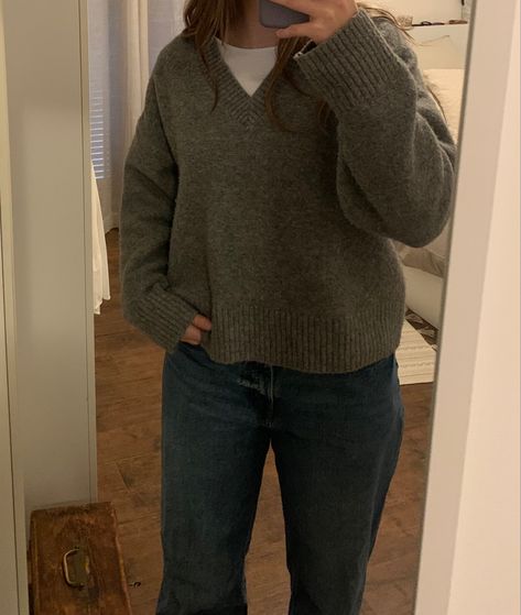 Cozy winter outfit , grey sweater , jeans , white shirt V Neck Grey Sweater, Vneck Sweater Outfit, Shirt Sweater Outfit, Sweater And Jeans Outfit, Baggy Blue Jeans, Grey Sweater Outfit, Sweater And Jeans, Knit Sweater Outfit, Outfit References