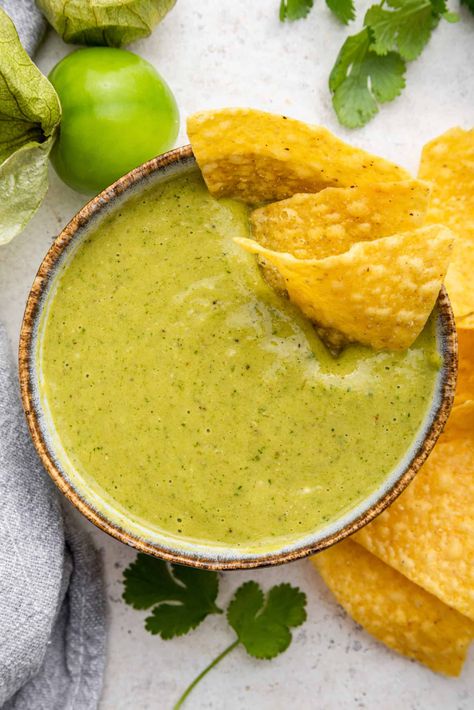 This roasted tomatillo salsa recipe is made with just a handful of ingredients and a few easy steps. The tangy, smoky flavor of charred tomatillos makes for the best salsa verde! Tomitillo Recipes Roasted, Tomatillo Salsa Recipe, Best Salsa, Roasted Tomatillo Salsa, Quinoa Recipes Healthy, Roasted Tomatillo, Easy Salsa, Tomatillo Salsa, Simply Quinoa