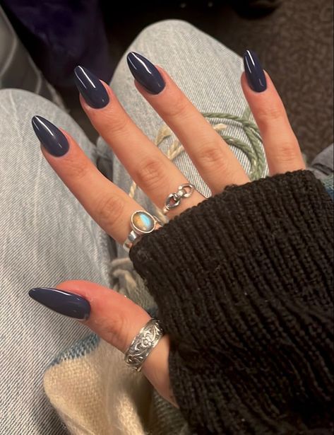 15 chic minimalist fall nail ideas and winter nail designs you don't want to miss! I'm definitely getting #6 tomorrow - I just can't help myself! Too cute! autumn nail ideas | September nails October nails winter nail trends #nails #fallnails #winternails #manicure #minimalist Cute Dark Nails, College Nails Ideas, Future Nails, Dark Blue Nails, Milky Nails, Smink Inspiration, Casual Nails, Makijaż Smokey Eye, Dark Nails