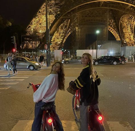 Photos Bff, Paris Vibes, 사진 촬영 포즈, Surf Lifestyle, Paris Aesthetic, Dream Lifestyle, The Eiffel Tower, Oui Oui, Two Girls