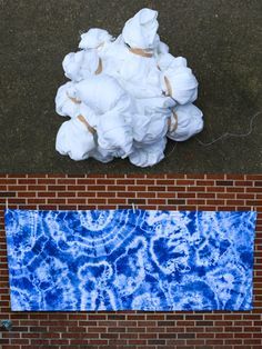 Shibori Indigo Dyeing Tutorial - In Color Order Diy Shibori, Tie Dye Folding Techniques, Tie Dye Tutorial, Tie Dye Shirts Patterns, Shibori Diy, Diy Tie Dye Techniques, Diy Tie Dye Designs, Tie Dye Patterns Diy, Fabric Dyeing Techniques