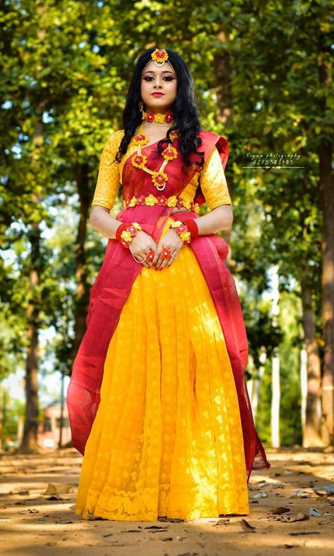 Haldi Poses Gril, Bride Photo Poses Indian, Girl Haldi Poss, Haldi Girls Shoot, Haldhi Stills Girl, Haldi Photoshoot Brides, Bride Haldi Poses Indian, Bridal Haldi Photoshoot, Haldi Ceremony Outfit For Sister Indian