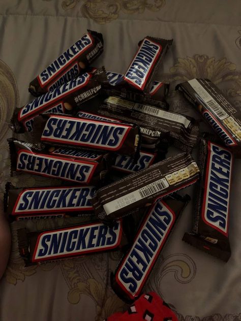 Snickers Chocolate Aesthetic, Black Snacks, Snacks Chocolate, Chocolate Videos, Snickers Chocolate, Chocolate Snacks, Junk Food Snacks, Girl Dinner, Food Is Fuel