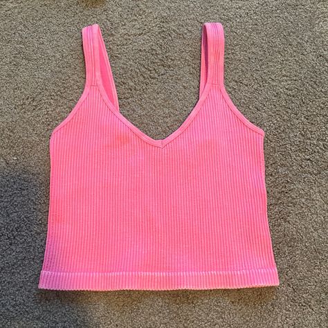 Urban Outfitters Size S/M Pink Tank Never Worn Pink Tank Top Outfit Aesthetic, Summer Pink Tank Crop Top, Trendy Pink Urban Outfitters Tops, Preppy Summer Clothes, Pink Urban Outfitters Tank Top For Spring, Casual Pink Crop Top From Urban Outfitters, Pink Cropped Tank Top, Pink Tank Tops Outfit, Crop Tops Pink