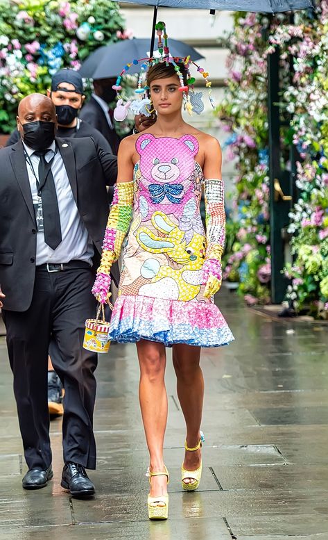 Artistic Clothes, Dress Models, Moschino Couture, Patterns Fashion, Taylor Hill, Fashion Illustration Dresses, Artist Outfit, Spring Summer 2022, 2022 Fashion