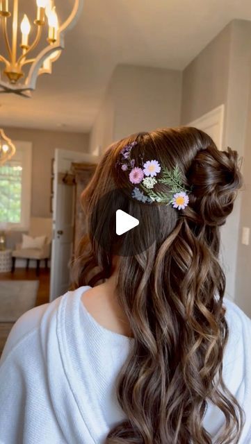 Bridal Hairstylist | Wedding Hair | Maryland on Instagram: "Is Pressed Flower Hair the next trend?? Yes please 🌸🤤 Huge shoutout to @woodlandfloraldesignco for inspiring this look! Every time we collab something magical happens!! ✨  I just love collaborating with other artists and getting the creative! Comment below if you think this could be the next hair trend! 👇🏻👇🏻  This styled shoot was STACKED with incredibly talented vendors. Give them a follow!  Concept and Floral Designer: @woodlandfloraldesignco  Venue: Stone Mill Inn @stonemillinn  Planner: @hannahelizabethevents  Photographer: @tiffanylantzphoto  Videographer: @retrosespectivemedia  Rentals: @carolinesrentals  Cake and Desserts: @the_sprinkle_snob  Invitation and Paper Goods: @juliakaydesign  Vintage Jewelry: @maejeanvintag Hairstyles With Fake Flowers, Bell Inspired Hairstyles, Pressed Flower Wedding Hair, Flowers In Hair Bridesmaids, Pressed Flower Hair, Pressed Flowers In Hair, Wildflower Bridesmaids, Floral Hairstyles, Summer Wedding Hair