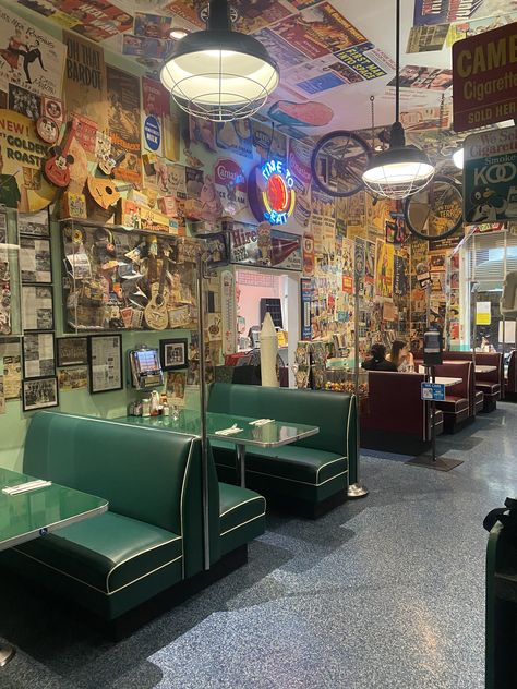 50s Cafe Aesthetic, 50s Coffee Shop, 60s Cafe Aesthetic, 90s Cafe Aesthetic, Old Cafe Interior, Cafe Interior Design Rustic, Pizza Place Aesthetic, American Diner Interior, Bloxburg London