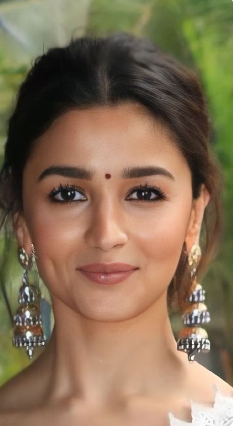 Alia Bhatt No Makeup Look, Alia Bhatt Eye Makeup, Indian Make Up Natural, Natural Indian Makeup Look, Celebrity Makeup Looks Bollywood, Light Indian Makeup, Softglam Makeup Looks, Alia Bhatt Makeup Looks, Indian Women Makeup