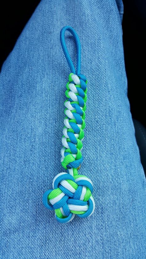 Star knot Keychain 2 Color Paracord Keychain Diy, Paracord Keychain Diy, Star Knot, Parachute Cord Crafts, Paracord Bracelet Designs, Knot Keychain, Paracord Projects Diy, Paracord Bracelet Patterns, Paracord Ideas