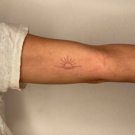 Fine Line Tattoo Ideas Male, Sunrise Tattoo, Tattoo Sonne, Sunshine Tattoo, Sunset Tattoos, Tattoo Symbols, Petite Tattoos, Sun Tattoos, Sun Tattoo